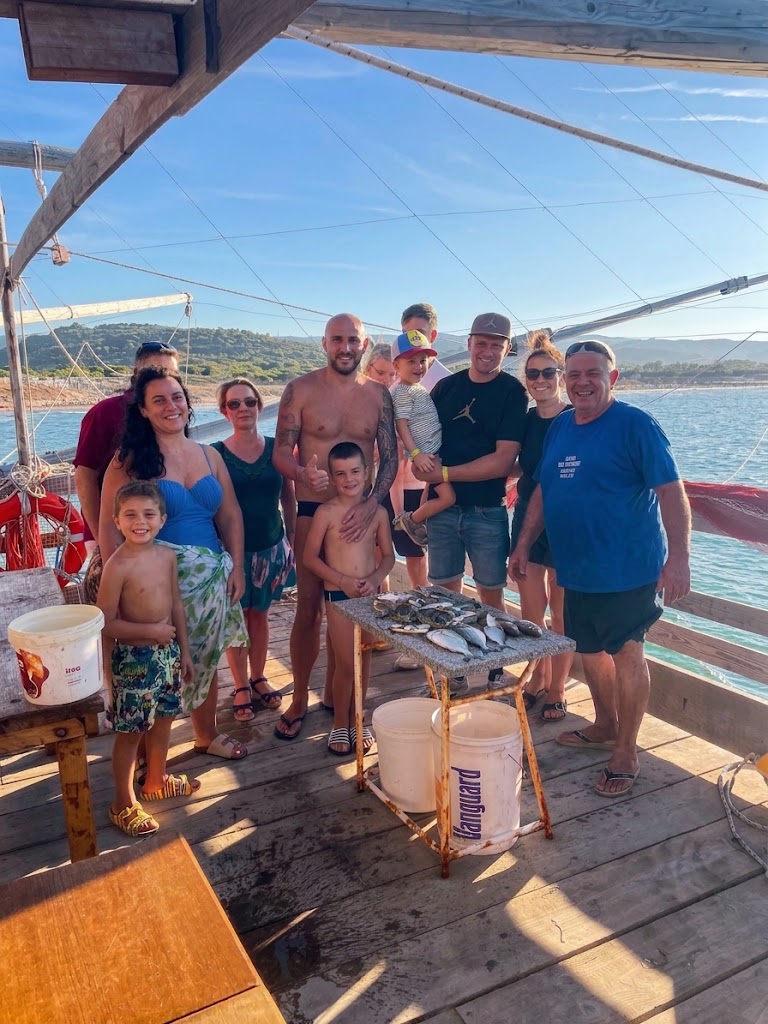 Gruppo felice sul trabucco